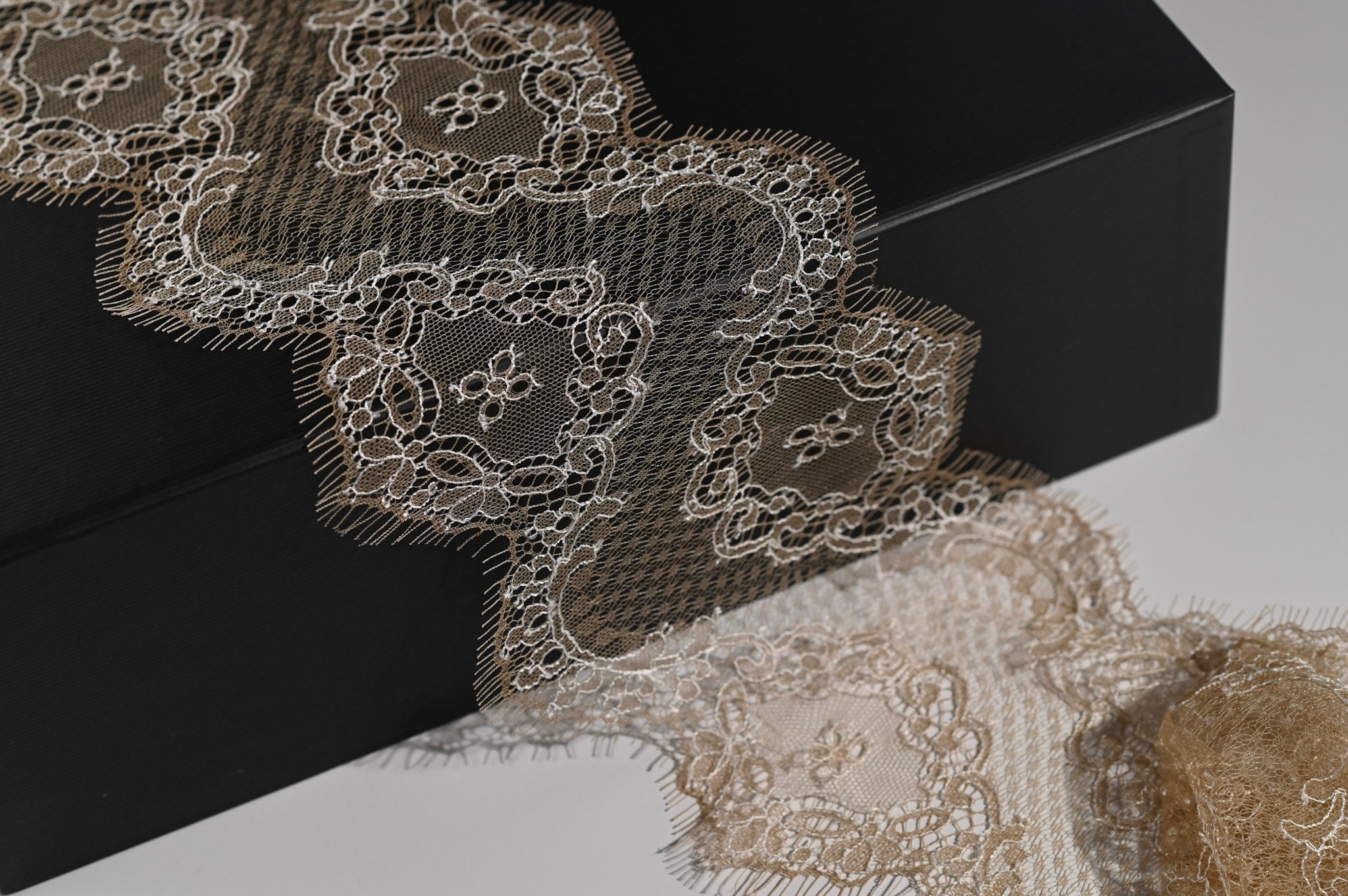 Double Agent Lace Trim (White Cinnamon) - 120mm