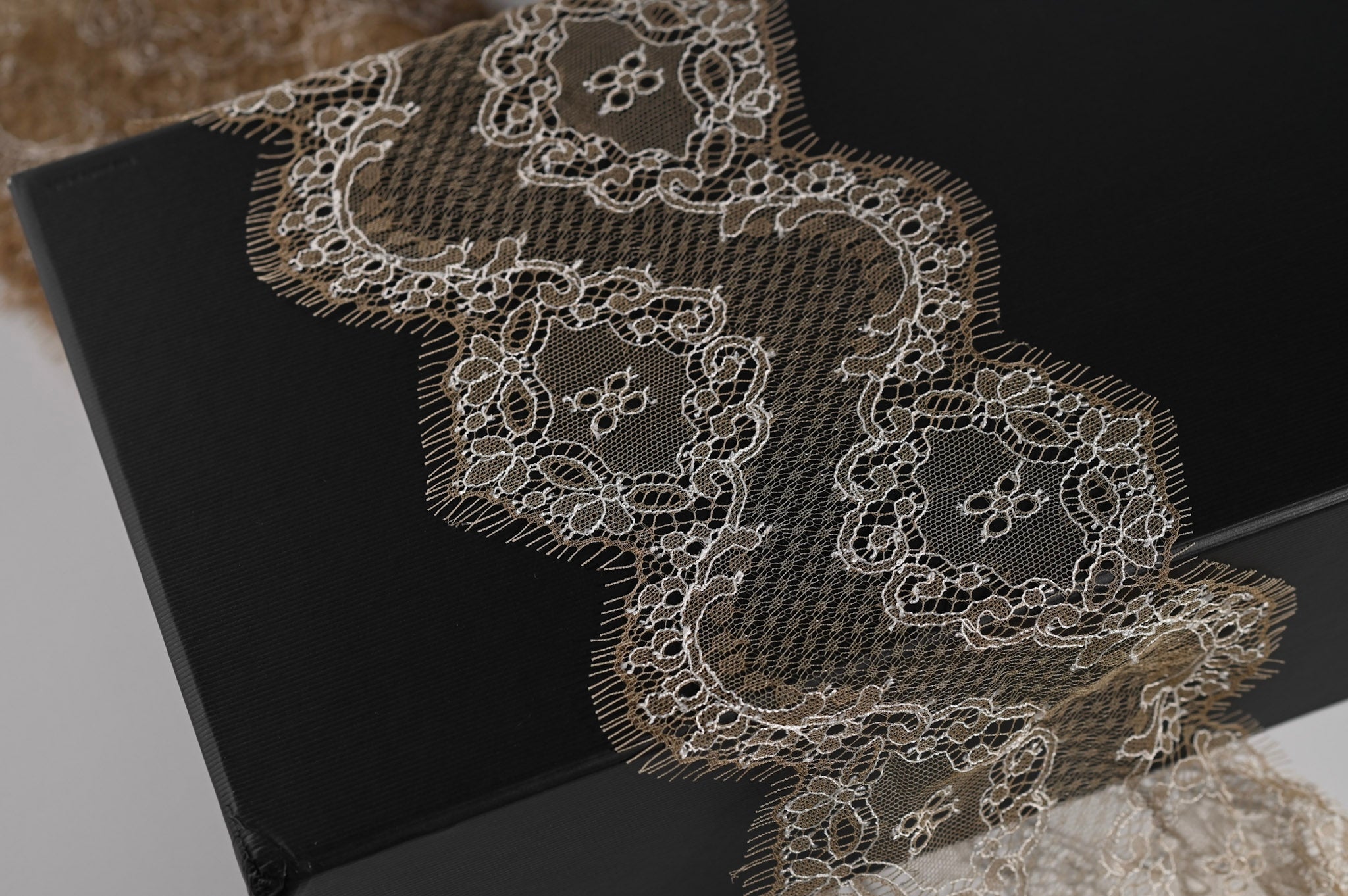 Double Agent Lace Trim (White Cinnamon) - 120mm