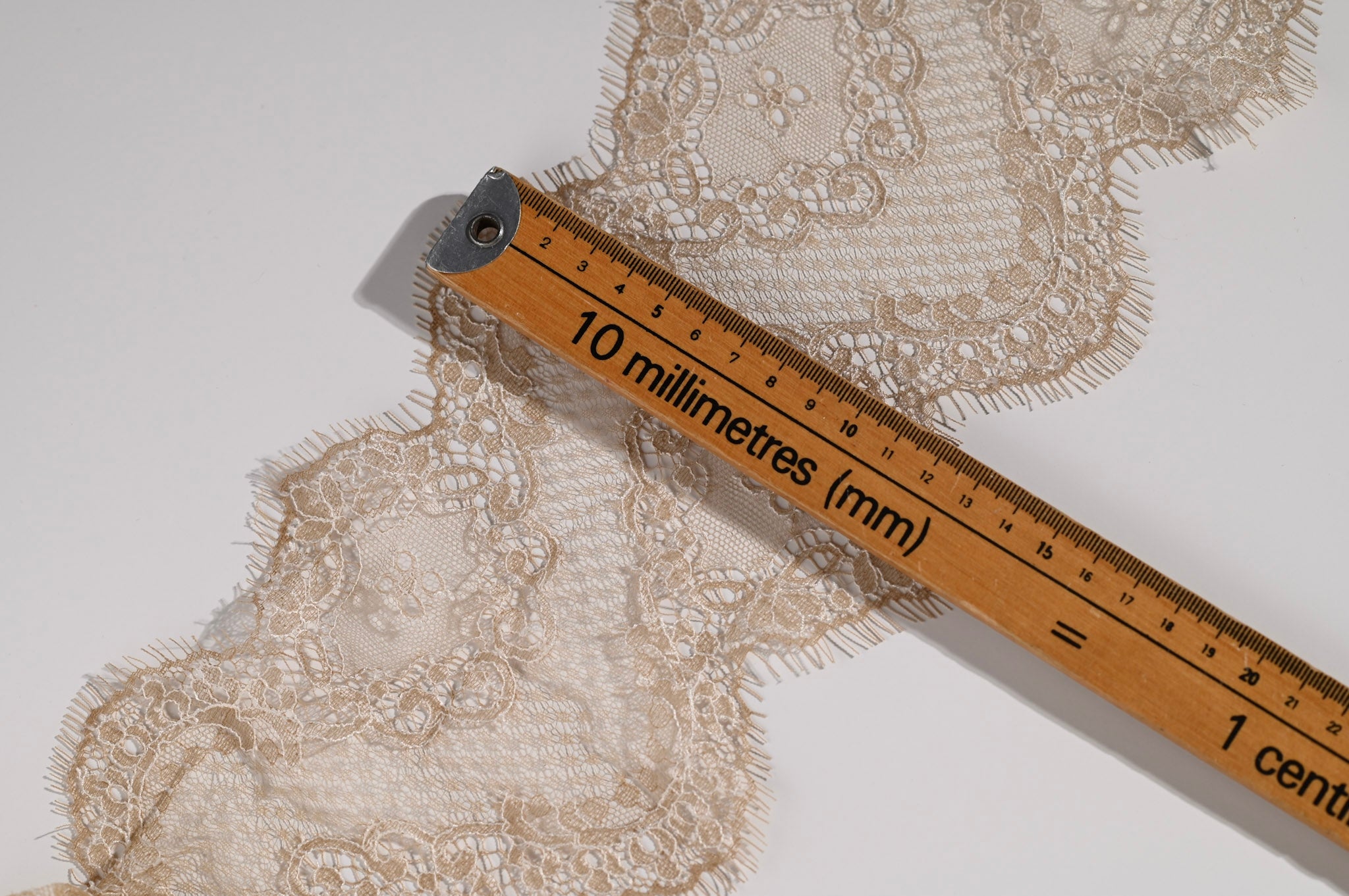 Double Agent Lace Trim (White Cinnamon) - 120mm