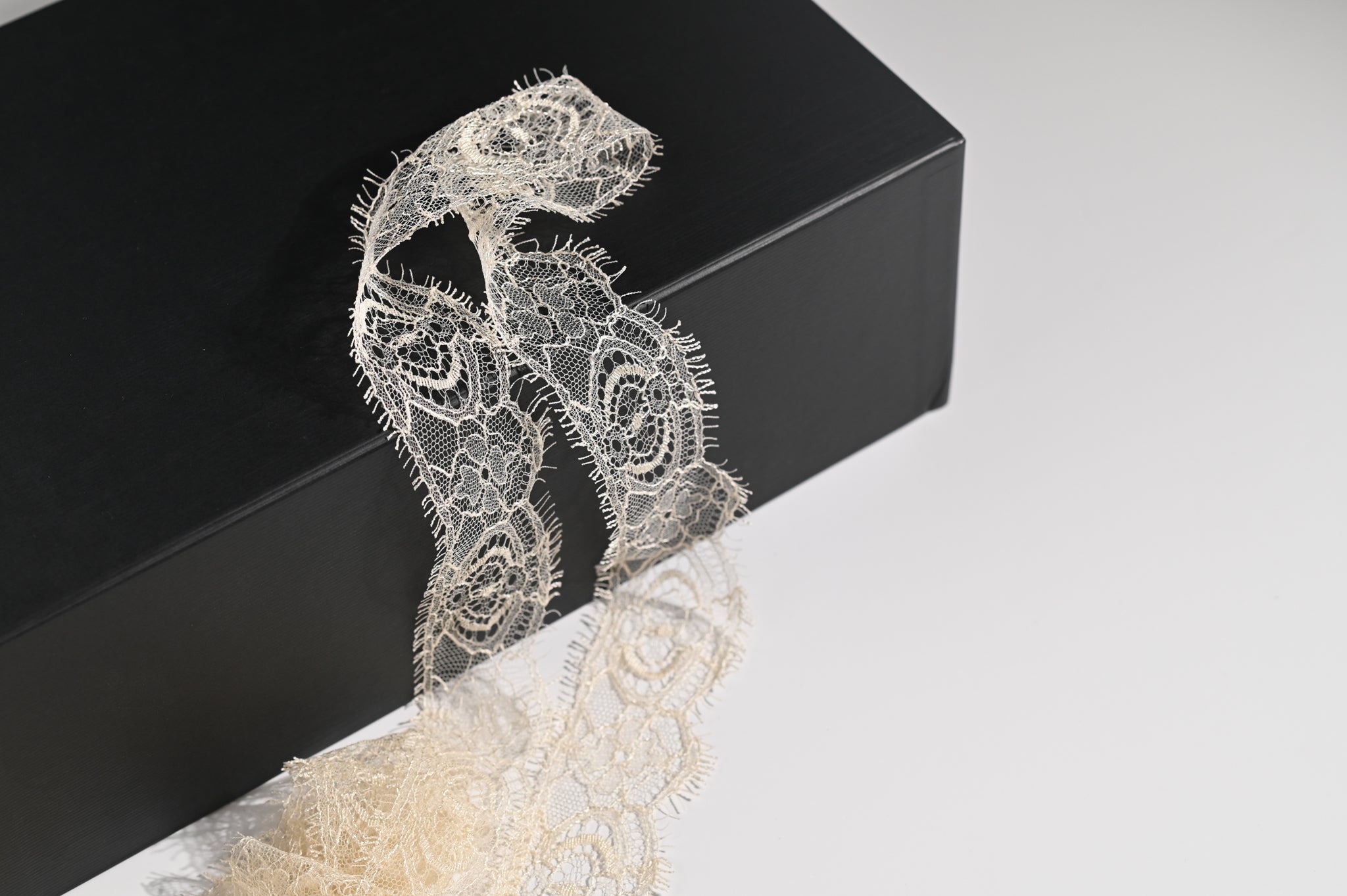 One Sided Narrow Lace Trim (Cream White) - 35mm